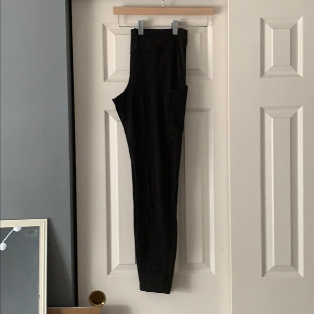 Black Lululemon Leggings + SH